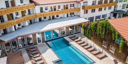 Hotels und Ferienwohnungen im Oberallgäu - Freizeit: Massage - Allgäu - Hanusel Hof Außenpool mit Sonnenliegen - Hanusel Hof