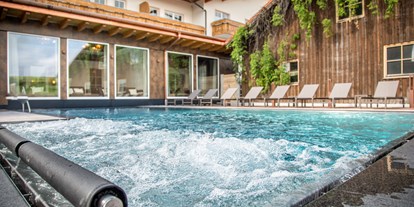 Hotels und Ferienwohnungen im Oberallgäu - Unterkunftsart: Golfhotel - Hanusel Hof Außenpool mit Sprudelleigen - Hanusel Hof