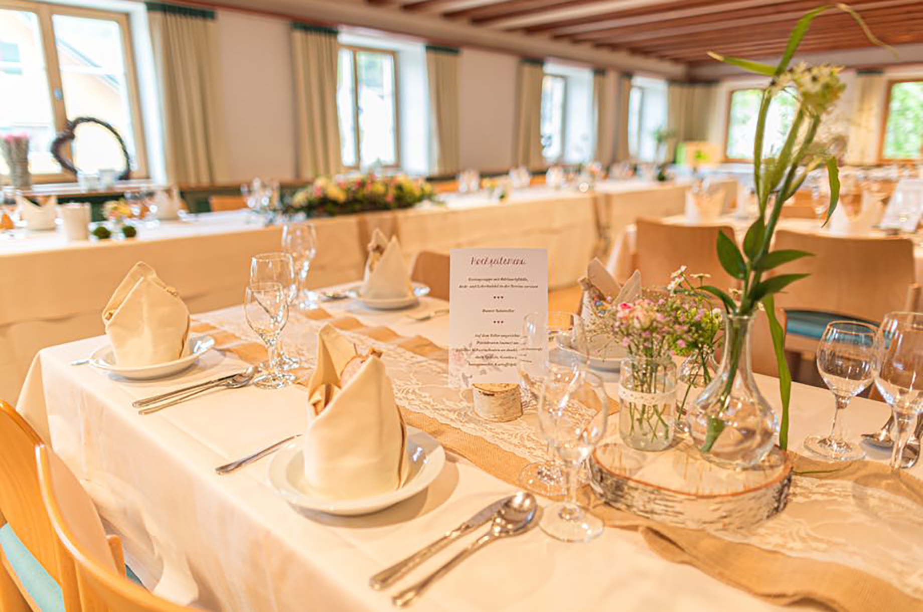 Hotels und Ferienwohnungen im Oberallgäu - Sulzberg Sulzberg -Ortsmitte - Gasthof "Zum Hirsch" mit Biergarten in Sulzberg im Allgäu - Gasthof "Zum Hirsch" mit Biergarten in Sulzberg im Allgäu