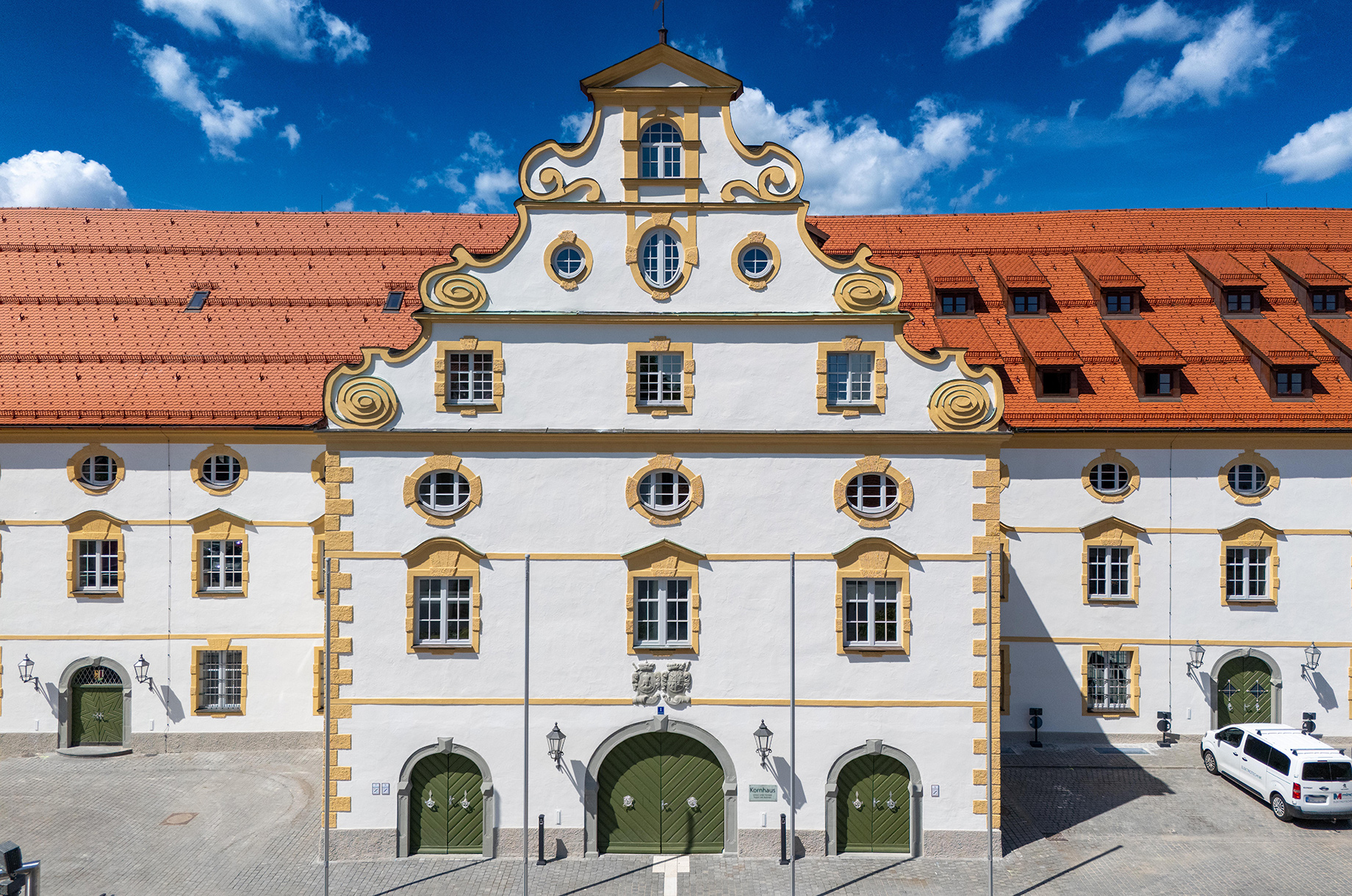 Hotels und Ferienwohnungen im Oberallgäu - Blechschaden mit Bob Ross im Kornhaus Kempten - Blechschaden mit Bob Ross im Kornhaus Kempten