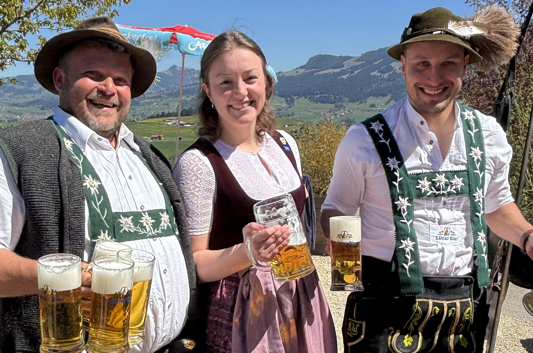 Veranstaltungen im Oberallgäu: Maibaumaufstellen am Alpenwildpark Obermaiselstein - Der Maibaum wird auch in Obermaiselstein aufgestellt