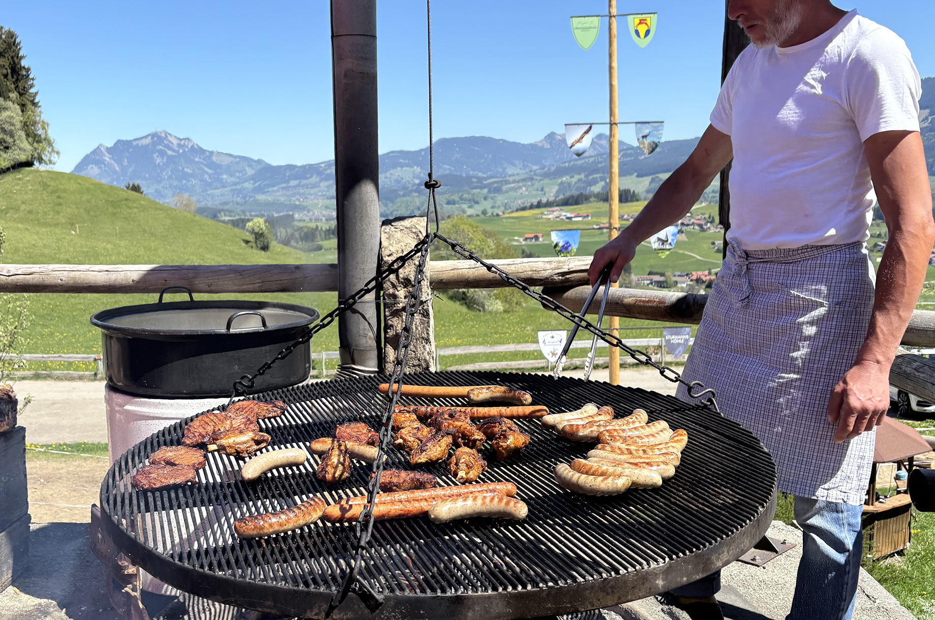 Veranstaltungen im Oberallgäu: Maibaumaufstellen am Alpenwildpark Obermaiselstein - Der Maibaum wird auch in Obermaiselstein aufgestellt