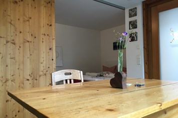 gastgeber-im-oberallgaeu: Esszimmer mit Blick auf das abtrennbare Schlafzimmer und die Eingangstüre - Gästewohnung zum Atelier