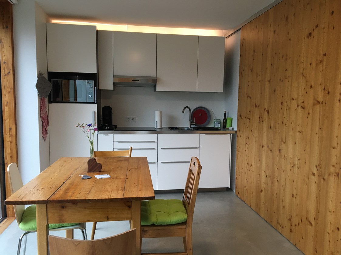 gastgeber-im-oberallgaeu: Esszimmer und Küche - Gästewohnung zum Atelier