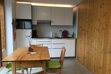 gastgeber-im-oberallgaeu: Esszimmer und Küche - Gästewohnung zum Atelier