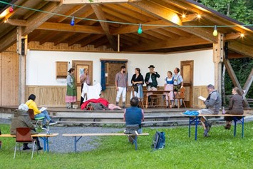 Veranstaltungen im Oberallgäu: "Warum? Darum!“ Open-Air-Mundarttheater in Fischen