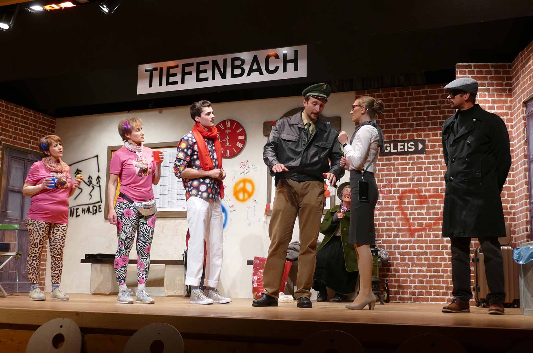 Hotels und Ferienwohnungen im Oberallgäu - Parken & Anreise: Busparkplatz - Bauerntheater 2025 in Tiefenbach: "Es fährt kui Zug..." - Mundarttheater in Tiefenbach: Wo zur Höll goht‘s do zum Himl?