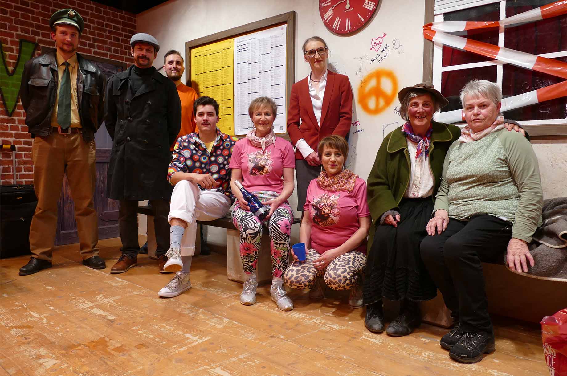 Hotels und Ferienwohnungen im Oberallgäu - Parken & Anreise: Busparkplatz - Bauerntheater 2025 in Tiefenbach: "Es fährt kui Zug... - Mundarttheater in Tiefenbach: Wo zur Höll goht‘s do zum Himl?