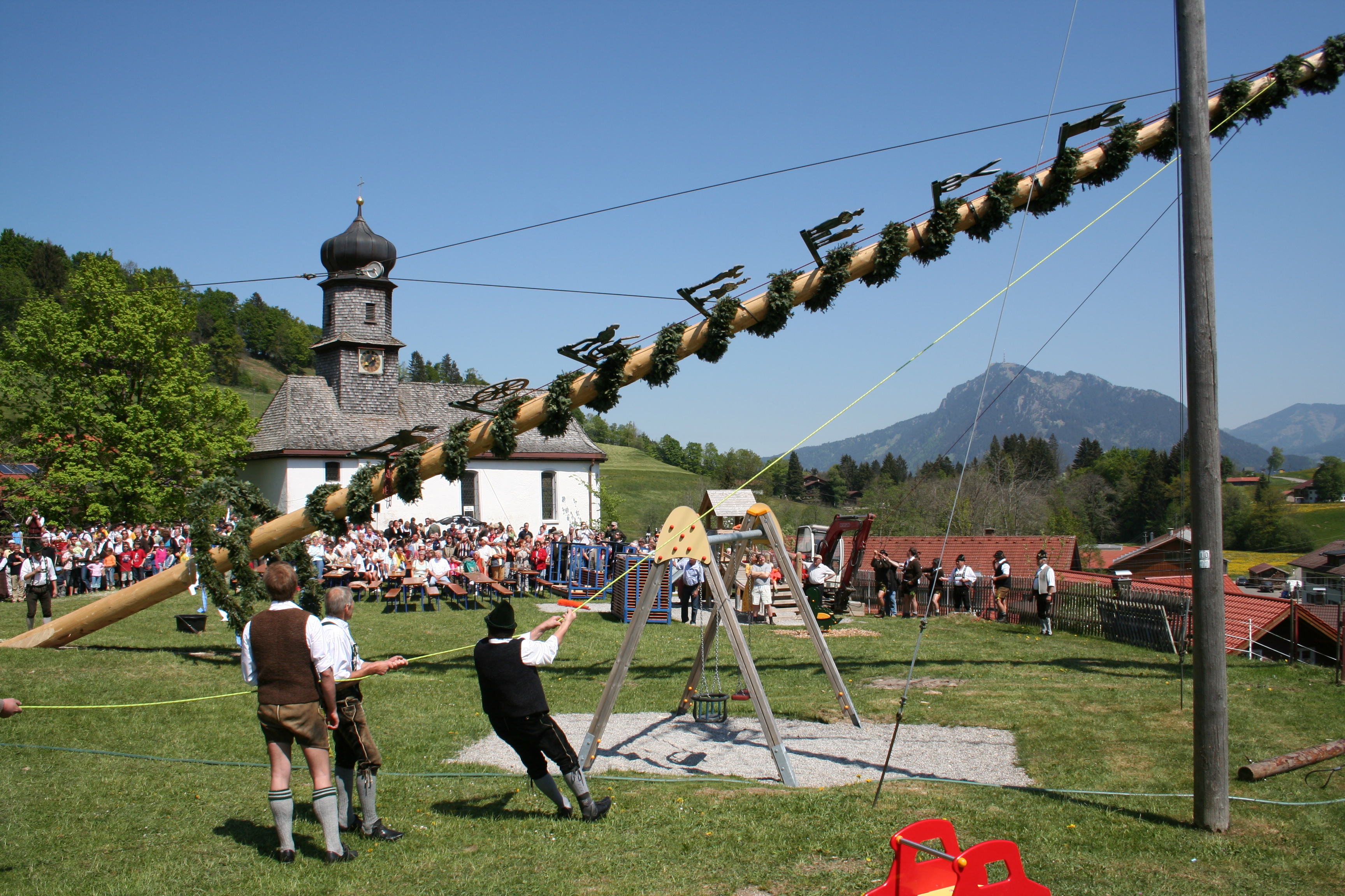 Veranstaltungen im Oberallgäu: Maibaumaufstellen mit Maibaumfest im Allgäu - Oberallgäu - 1. Mai - Maibaumaufstellen 2026 im Oberallgäu 