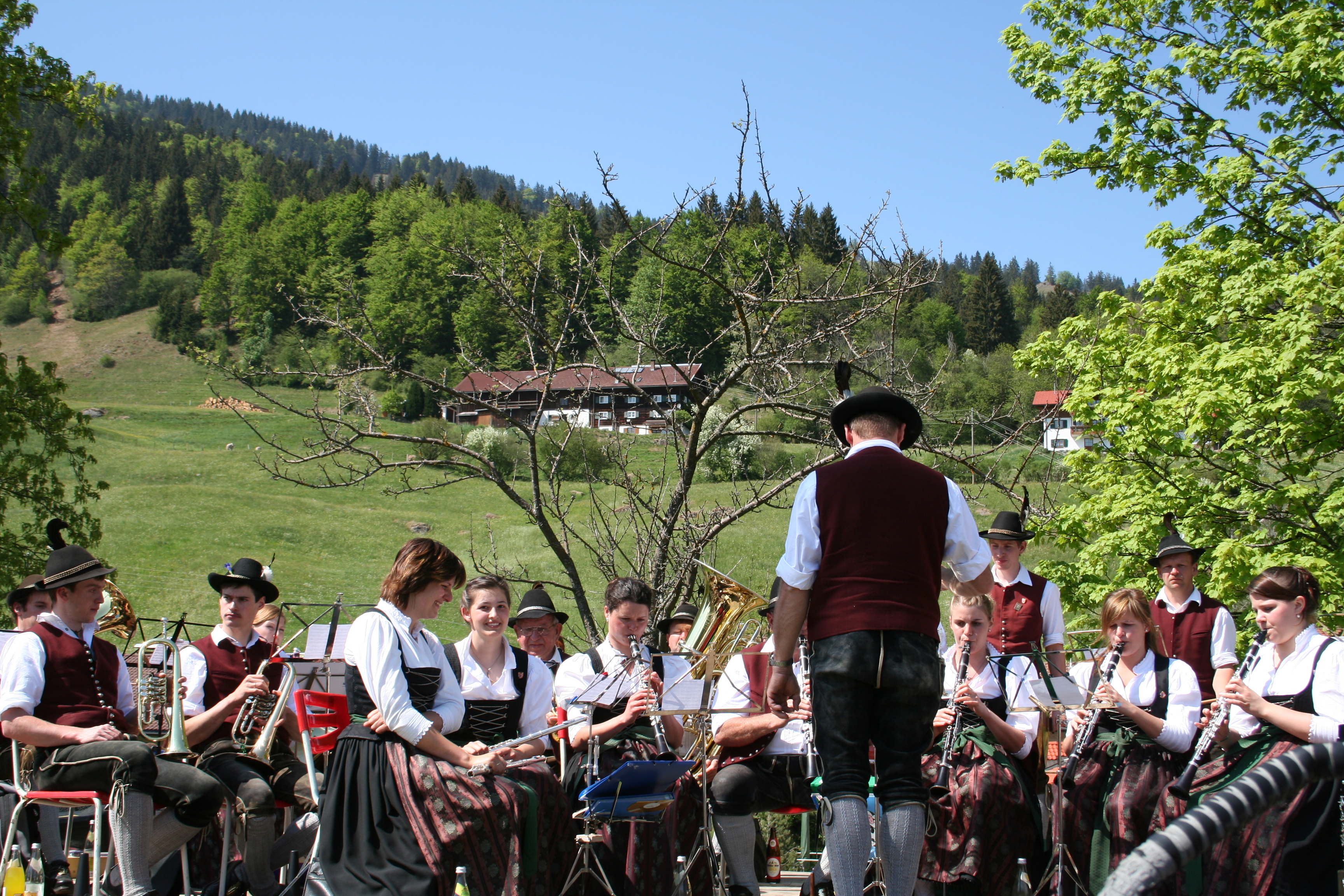 Veranstaltungen im Oberallgäu: Maibaumaufstellen mit Maibaumfest im Allgäu - Oberallgäu - 1. Mai - Maibaumaufstellen 2026 im Oberallgäu 