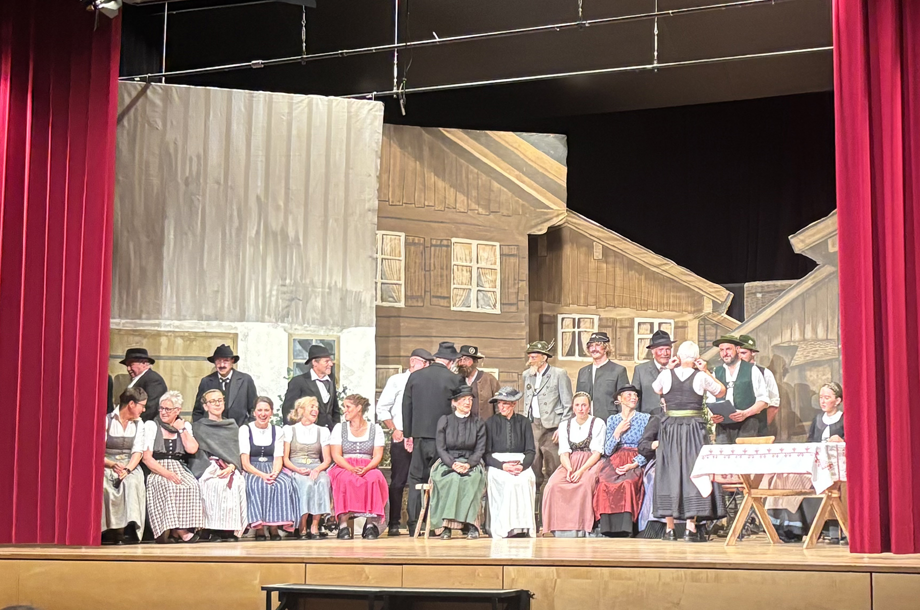 Hotels und Ferienwohnungen im Oberallgäu - Pauls Üüfsatz - Bühnenspiel der Theatergruppe Oberstdorf - Pauls Üüfsatz - Bühnenspiel der Theatergruppe Oberstdorf