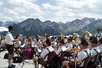 Veranstaltungen im Oberallgäu: Fest zur Alpenrosenblüte im Allgäu auf dem Fellhorn  - Bergfest 2024 zur Alpenrosenblüte im Allgäu