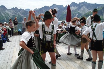 Veranstaltungen im Oberallgäu: Fest zur Alpenrosenblüte auf dem Fellhorn  - Bergfest zur Alpenrosenblüte 2023 im Allgäu