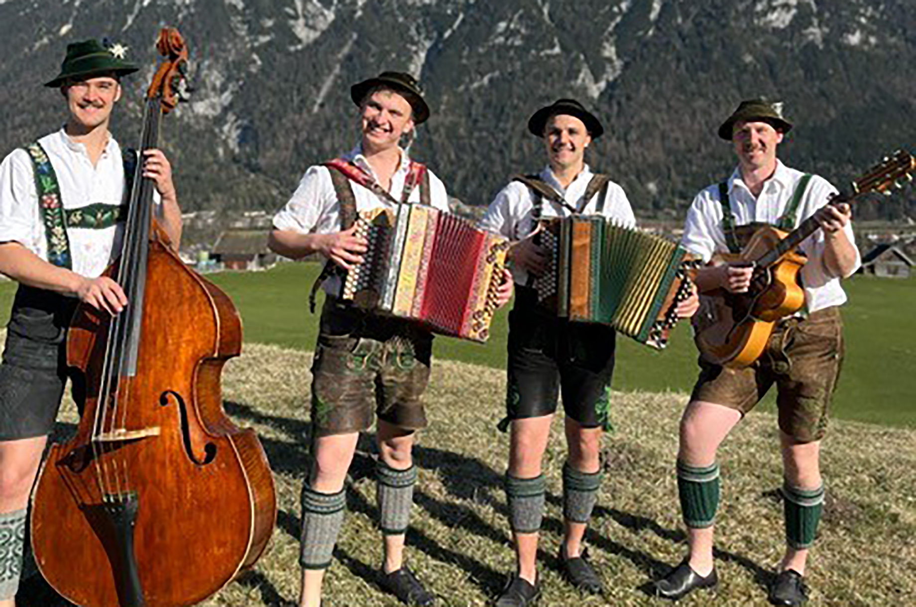 Hotels und Ferienwohnungen im Oberallgäu - Die » Viererspitz-Buam « aus Mittenwald  beim Bockbierfest in Obermaiselstein - Bockbierfest in Obermaiselstein im Allgäu