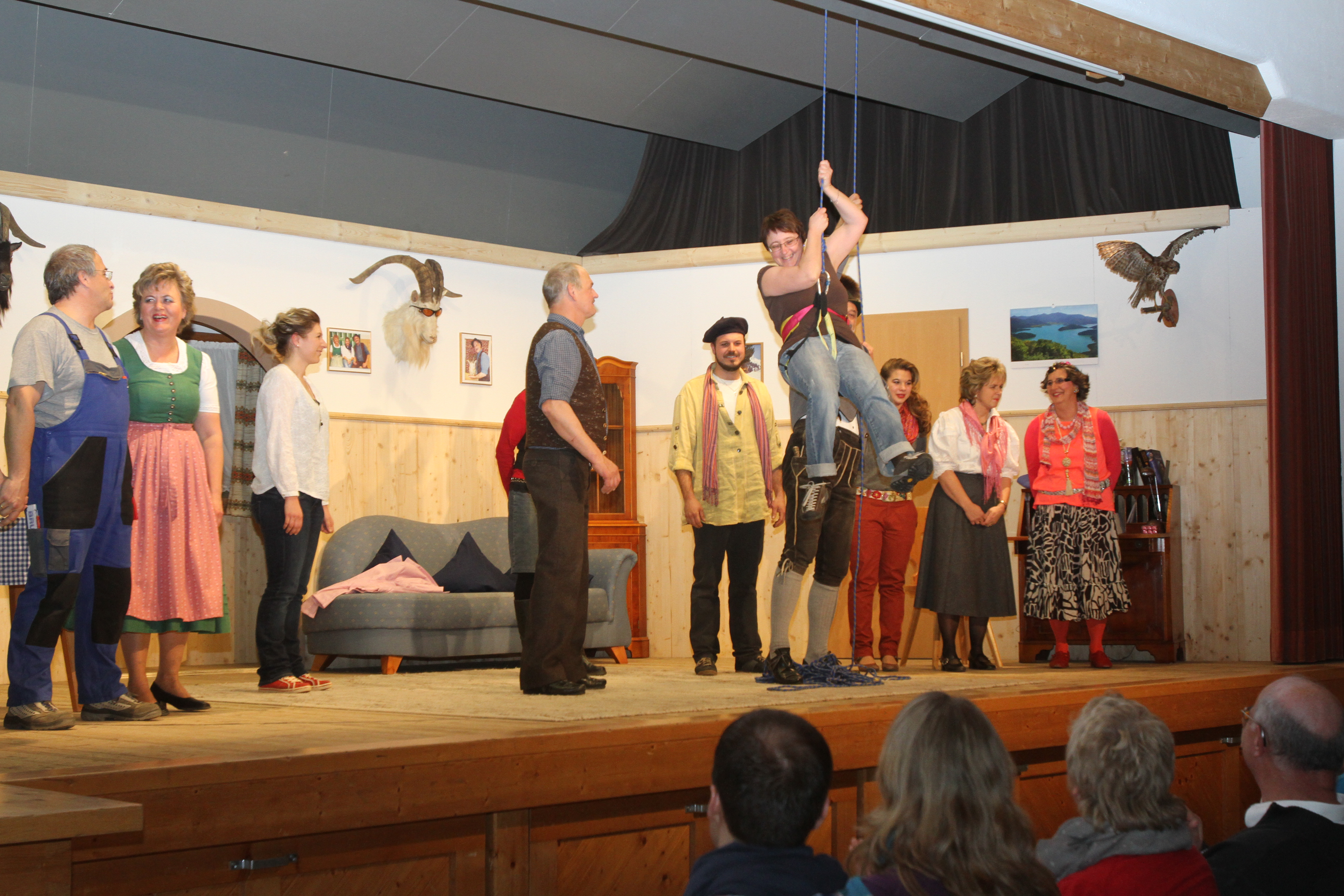 Hotels und Ferienwohnungen im Oberallgäu - Kategorien: (Musik-) Kabarett & Comedy - Bolsterlang - Bolsterlanger Bauerntheater - Bilder aus dem Jahr 2024 - Kaviar trifft Currywurst - Bolsterlanger Mundarttheater spielt 2026 "Hoorige Zidda"