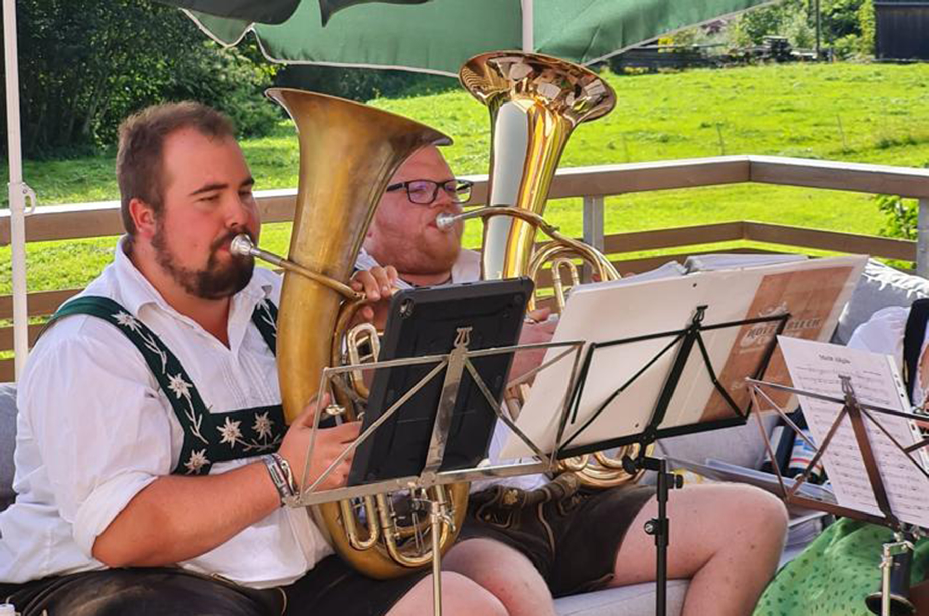 Hotels und Ferienwohnungen im Oberallgäu - Frühschoppenkonzert in Fischen mit den Holz & Blech CHAOTEN - Frühschoppenkonzert in Fischen mit den Holz & Blech CHAOTEN
