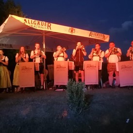 Veranstaltungen im Oberallgäu: Frühschoppenkonzert in Fischen mit den Holz & Blech CHAOTEN - Frühschoppenkonzert in Fischen mit den Holz & Blech CHAOTEN