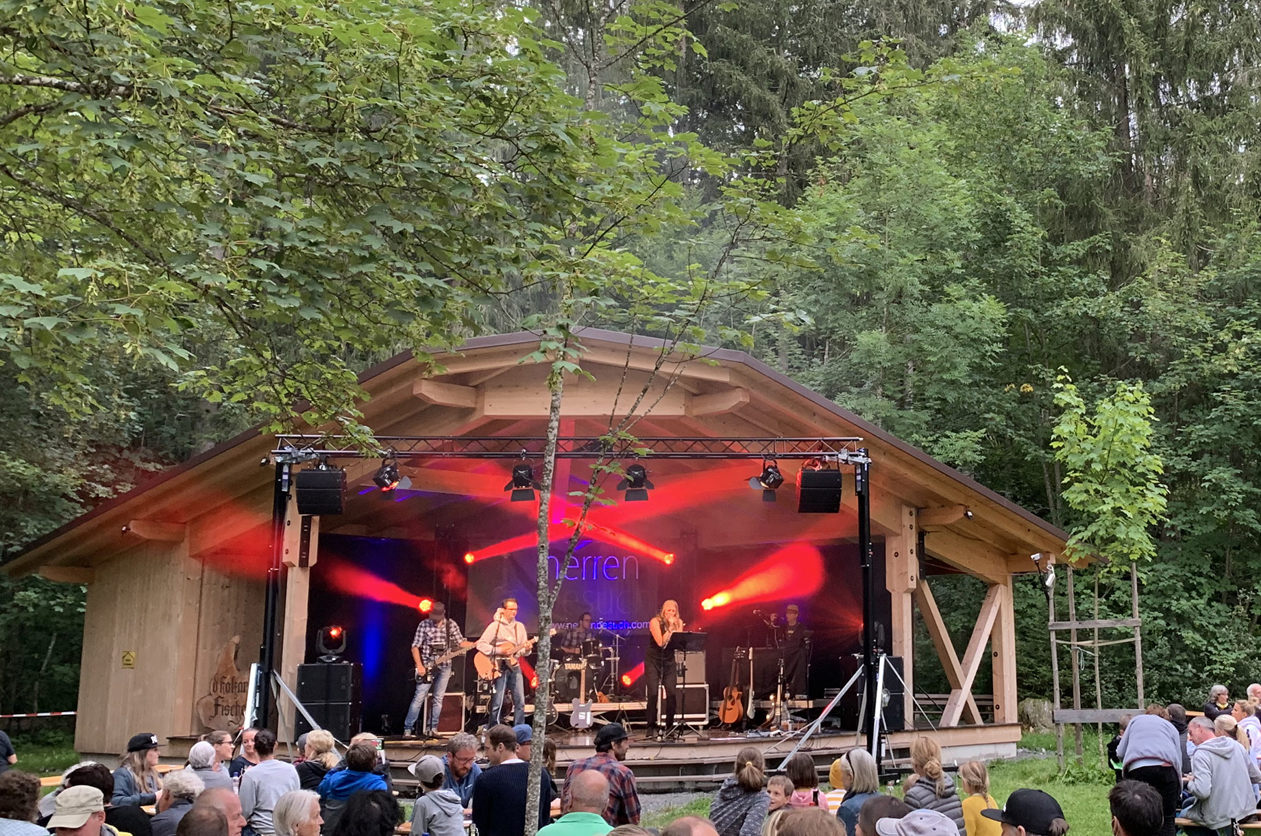 Veranstaltungen im Oberallgäu: HERRENBESUCH - Open Air auf der Waldbühne - HERRENBESUCH - Open Air auf der Waldbühne