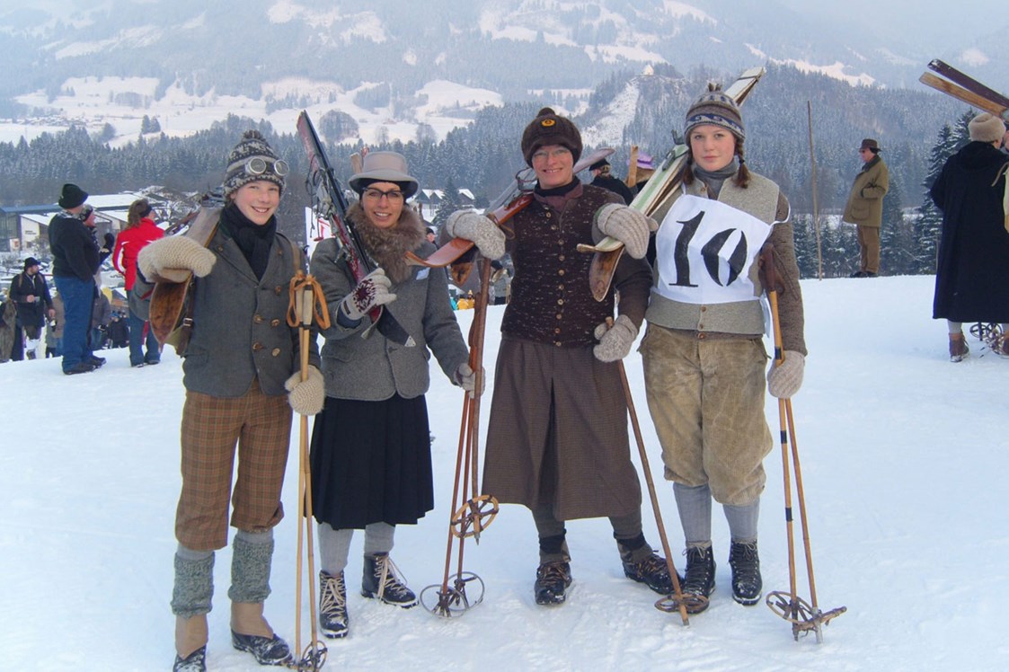 Veranstaltungen im Oberallgäu: Historisches Skifahren in Fischen im Allgäu - Historisches Skirennen 2023 am Stinesser in Fischen
