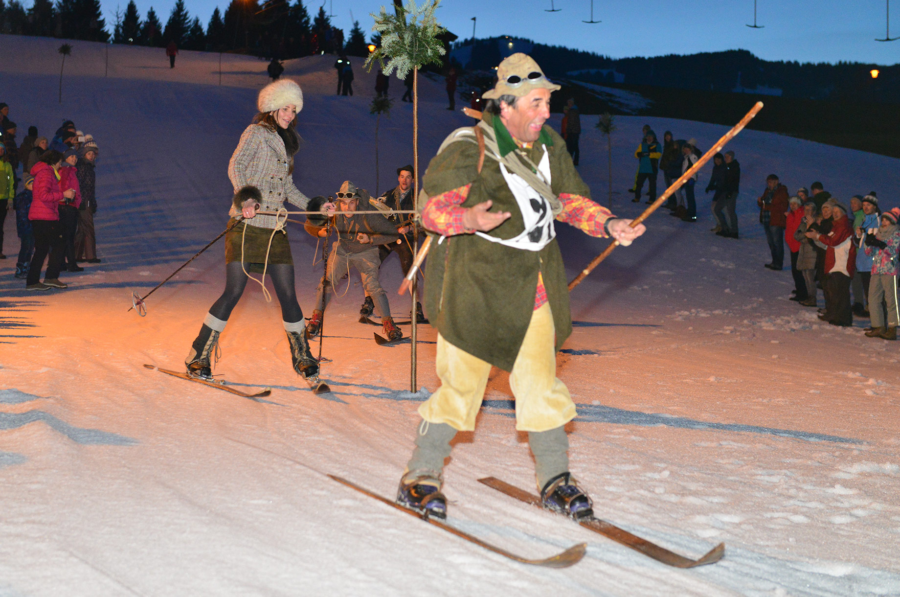Veranstaltungen im Oberallgäu: Historisches Skifahren in Fischen im Allgäu - Historisches Skirennen 2023 am Stinesser in Fischen