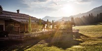 Hotels und Ferienwohnungen im Oberallgäu - Parken & Anreise: Busparkplatz - Bad Hindelang Oberjoch - Italienische Nacht auf dem Joch mit den Lamas - Italienische Nacht mit den Lamas auf dem Joch