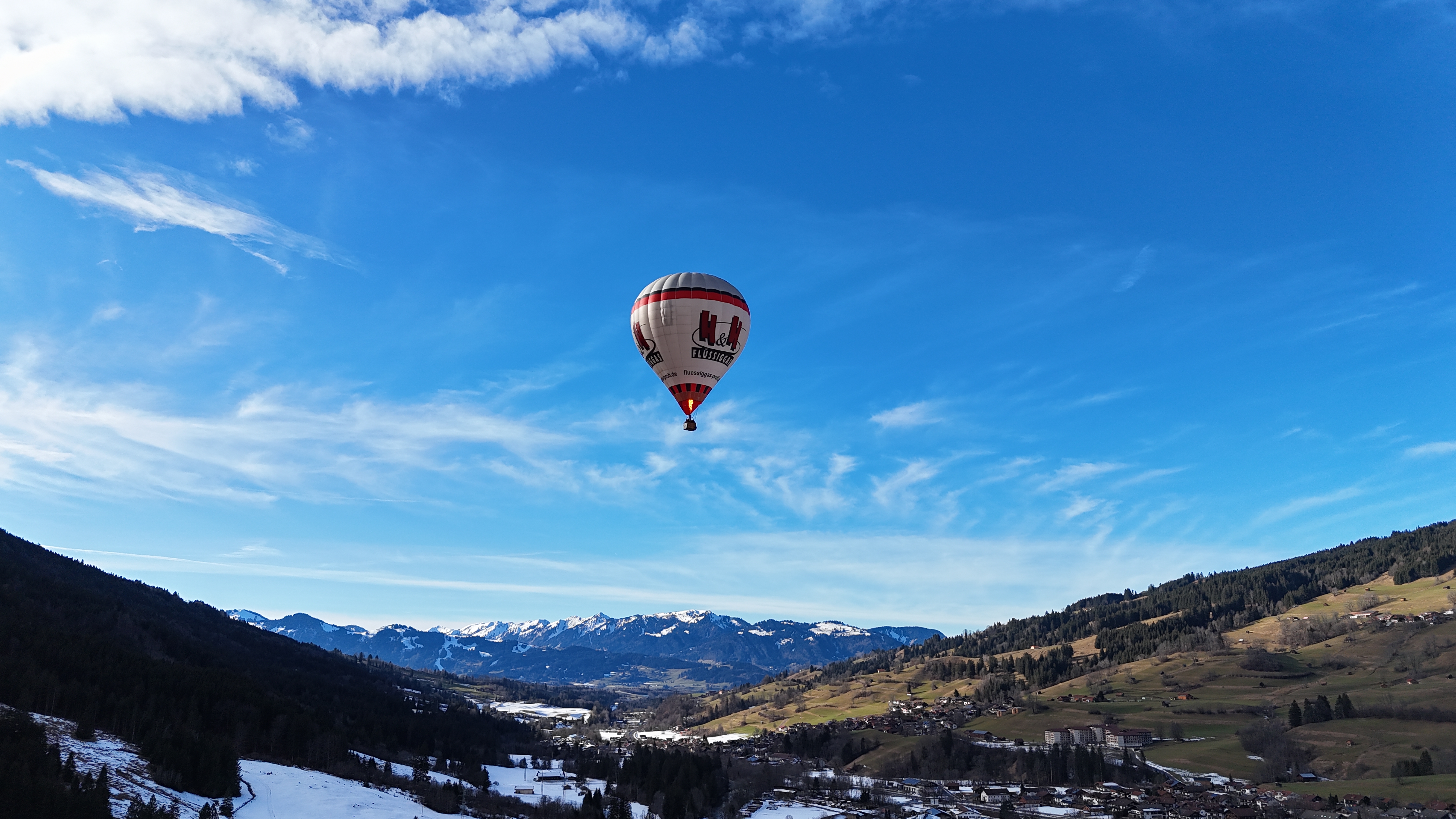 Veranstaltungen im Oberallgäu: Ballonfahrt über Bad Hindelang beim Wiesengrund Ballonfestival im Allgäu - Ballonfestival mit Ballonglühen in Bad Hindelang