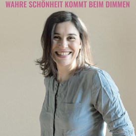 Veranstaltungen im Oberallgäu: Mia Pittroff "Wahre Schönheit kommt beim Dimmen"
