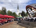 Veranstaltungen im Oberallgäu: Dorffest in Oberstdorf im Allgäu rundum den Kirchturm - Oberstdorfer Dorffest 2024 - A Halbe, nammas güets zum easse und ...