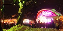 Hotels und Ferienwohnungen im Oberallgäu - Parken & Anreise: Anreise mit ÖPNV möglich - Oberstdorfer Winterfest mit "Hindervier" - Oberstdorfer Winterfest 2024 mit "HinderVier"