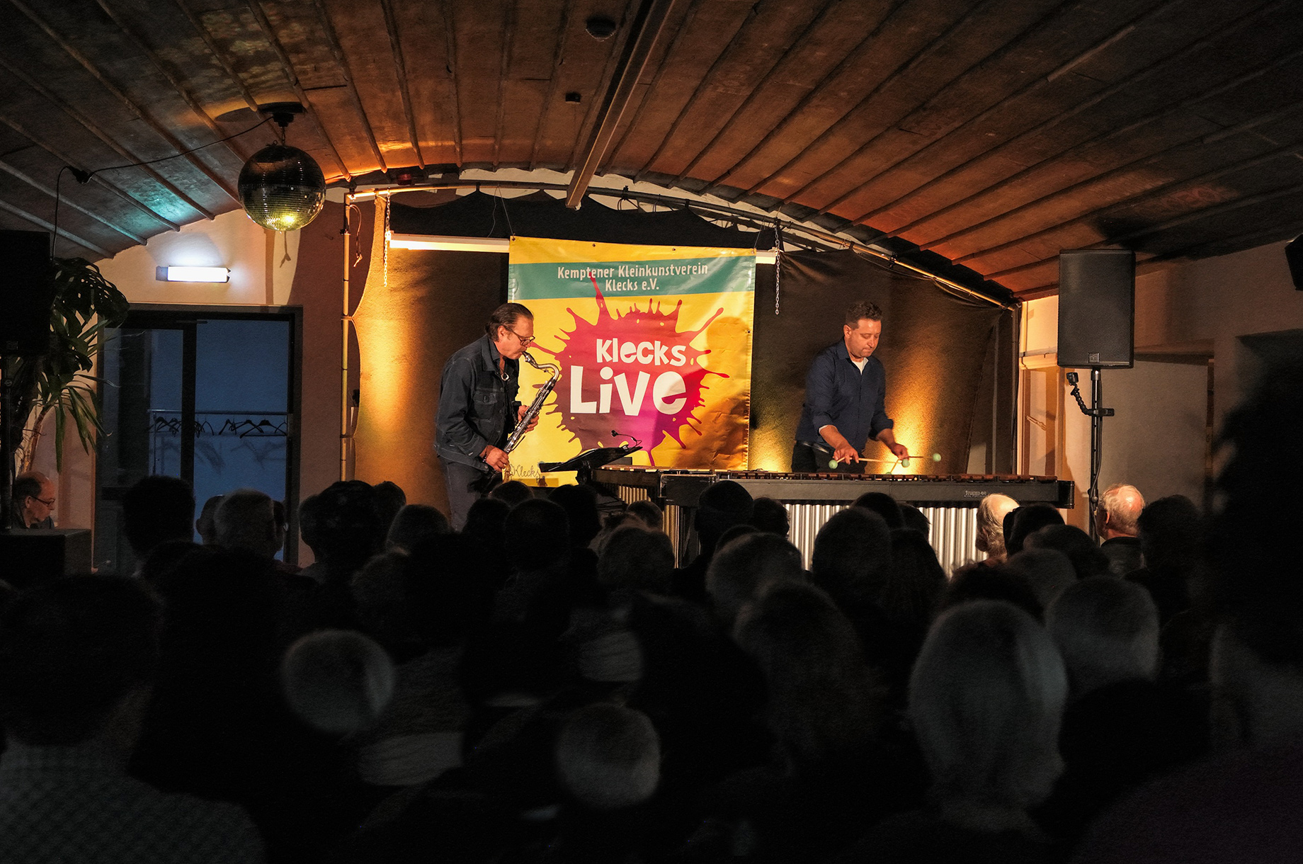 Hotels und Ferienwohnungen im Oberallgäu - Bayern - Klecks Live präsentiert Sarah Straubs Lamettasongs in der KulturWIRtschaft - Klecks Live 2026 präsentiert Sarah Straubs Lamettasongs