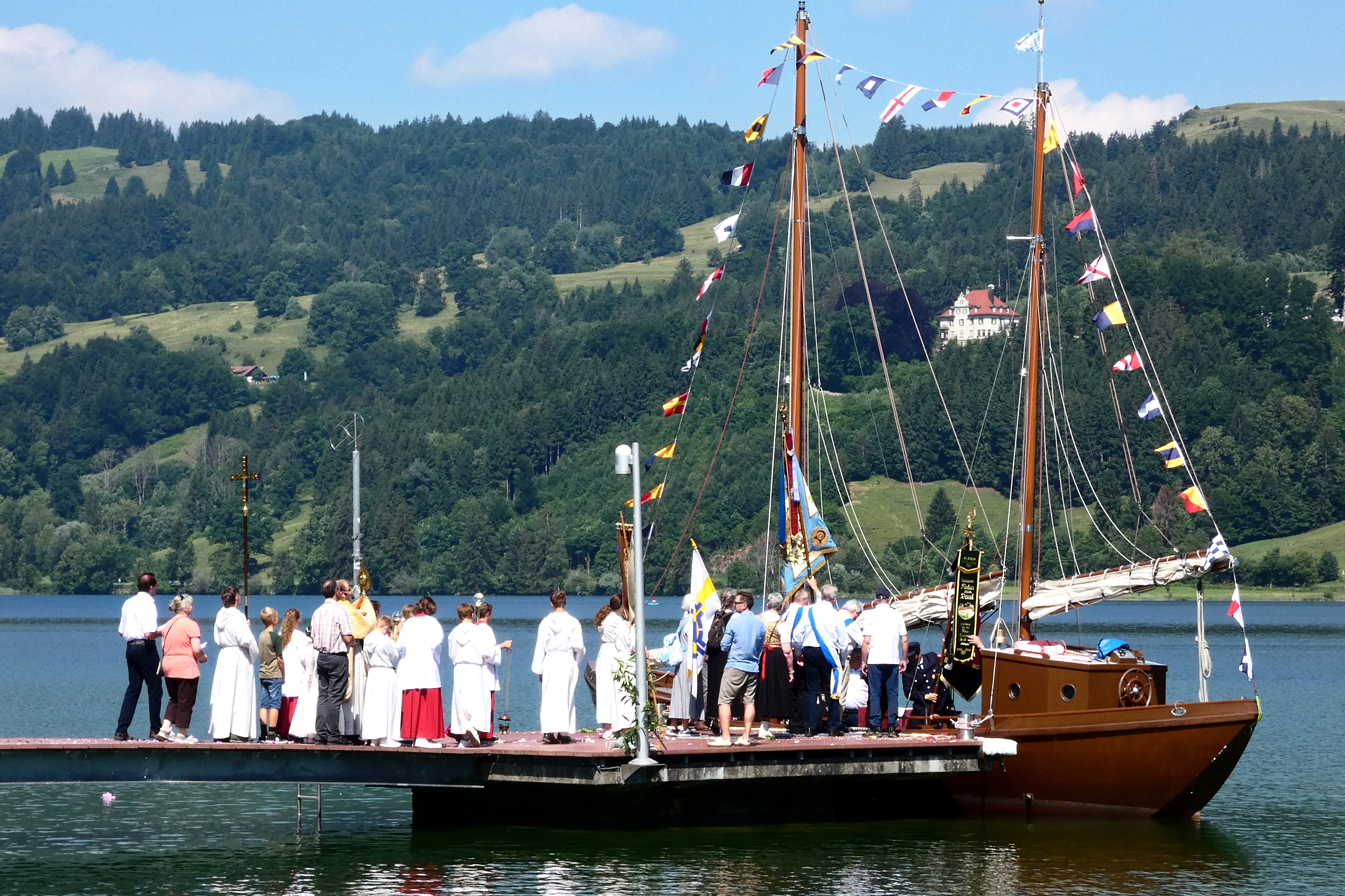 Veranstaltungen im Oberallgäu: Seeprozession am großen Alpsee, vom Altar auf dem Steg zurück zum Boot.  - Seeprozession zu Fronleichnam am "Großen Alpsee"