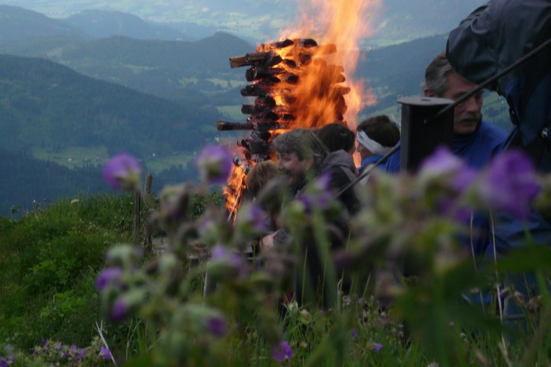 Veranstaltungen im Oberallgäu: Sonnwendfeuer mit Gottesdienst auf dem Walmendingerhorn