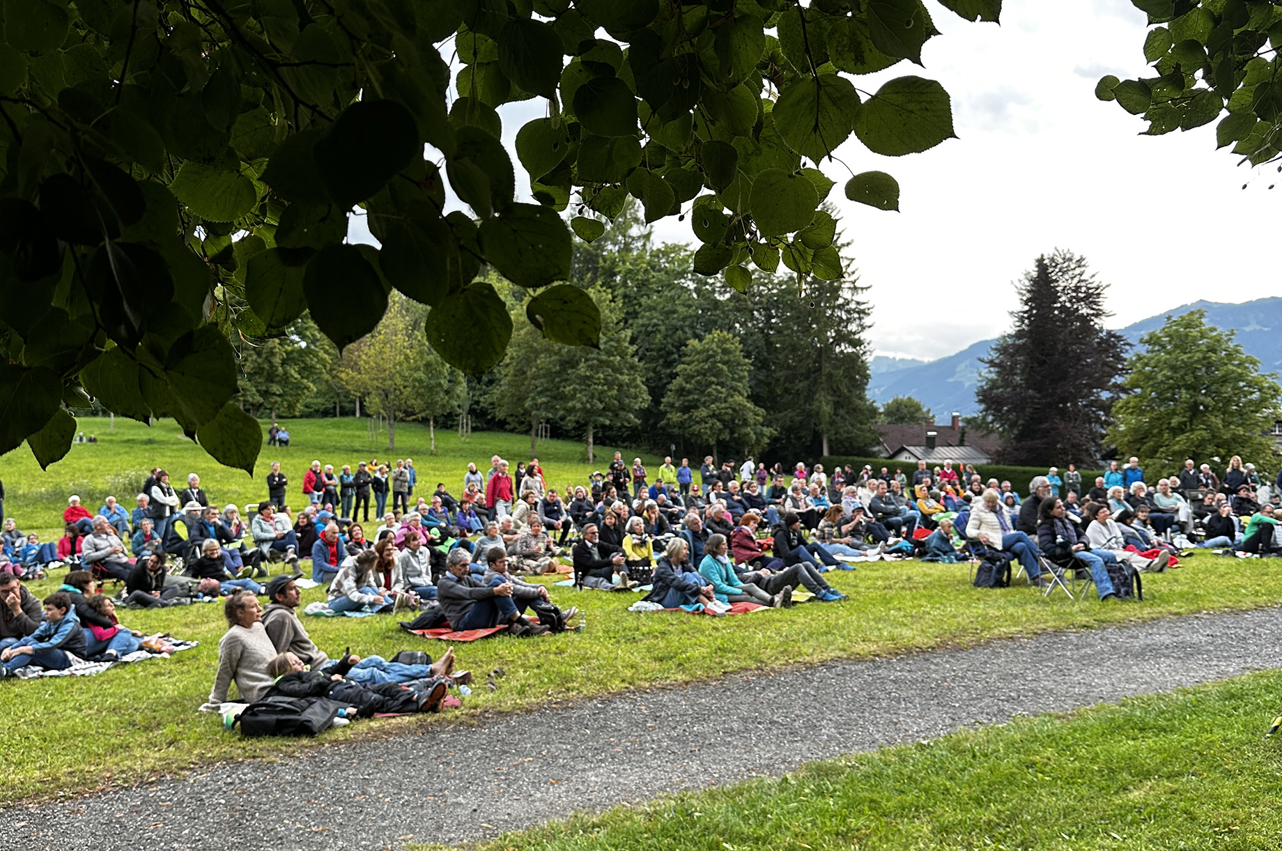 Hotels und Ferienwohnungen im Oberallgäu - Kinder & Familie: Kinderspielplatz - Sonthofer Kreativsommer präsentiert: Man’n’Maid beim Picknickkonzert am Kalvarienberg über Sonthofen - Sonthofer Kreativsommer präsentiert: Man’n’Maid