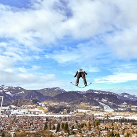 Veranstaltungen im Oberallgäu: TWO NIGHTS TOUR - FIS Weltcup - Skispringen der Damen in Oberstdorf  - Skisprung Weltcup der Frauen in Oberstdorf 2024 / 2025