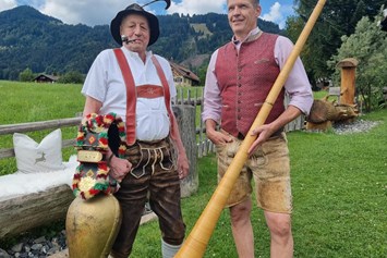 Restaurants im Oberallgäu: Hans mit Kuhschele und Jörg mit dem Allgauhorn - Restaurant Alphorn in Ofterschwang im Allgäu