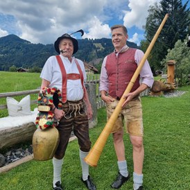 Restaurants im Oberallgäu: Hans mit Kuhschele und Jörg mit dem Allgauhorn - Restaurant Alphorn in Ofterschwang im Allgäu