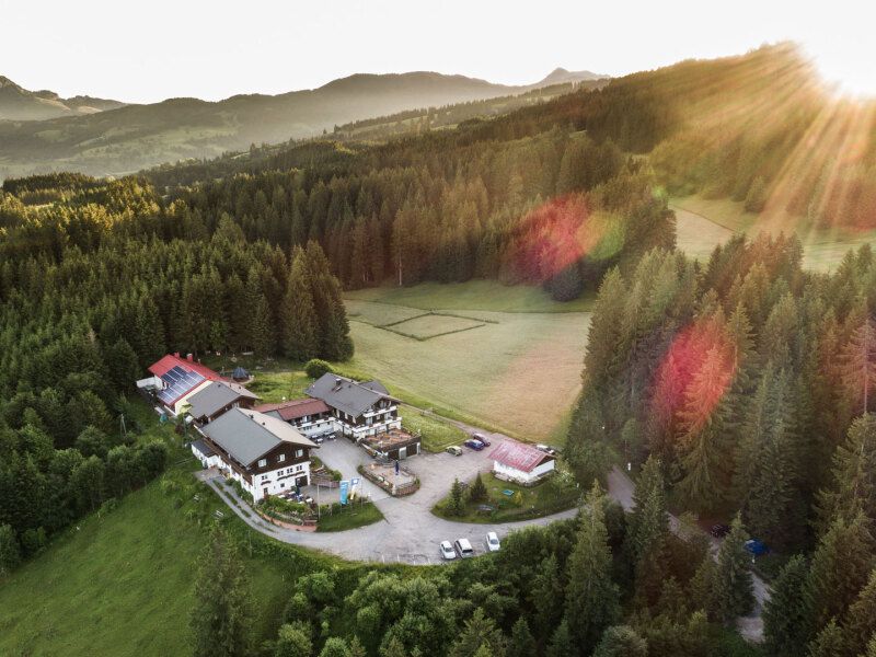 Stellenanzeigen von Leistungsträgern aus dem Oberallgäu: Hotel Sonnenklause - Arbeiten im Oberallgäu - In der Sonnenklause, hoch über dem Illertal, sucht man Dich! 