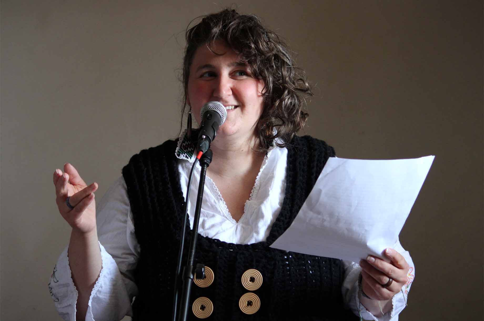 Veranstaltungen im Oberallgäu: Martina Miller beim Allgäu Poetry Slam im Bahnhof - Kultur am Gleis präsentiert einen Wettstreit unter Dichter*innen 