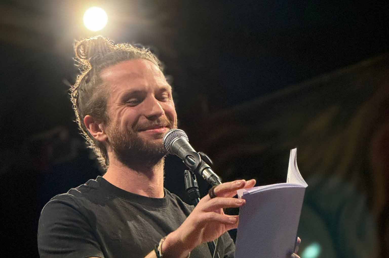 Veranstaltungen im Oberallgäu: Chris Veit beim Allgäu Poetry Slam im Bahnhof - Kultur am Gleis präsentiert einen Wettstreit unter Dichter*innen 
