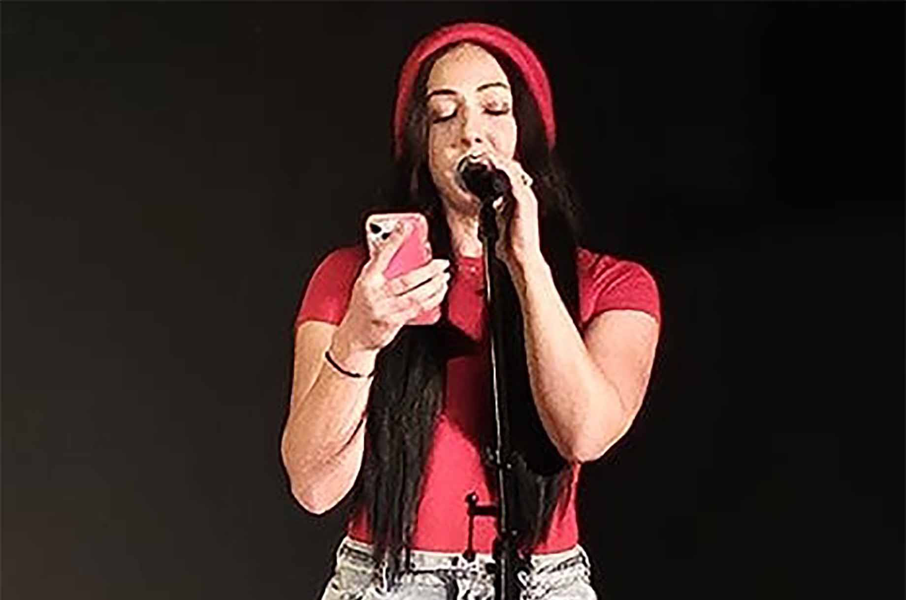 Veranstaltungen im Oberallgäu: Jana Laupheimer beim Allgäu Poetry Slam im Bahnhof - Kultur am Gleis präsentiert einen Wettstreit unter Dichter*innen 
