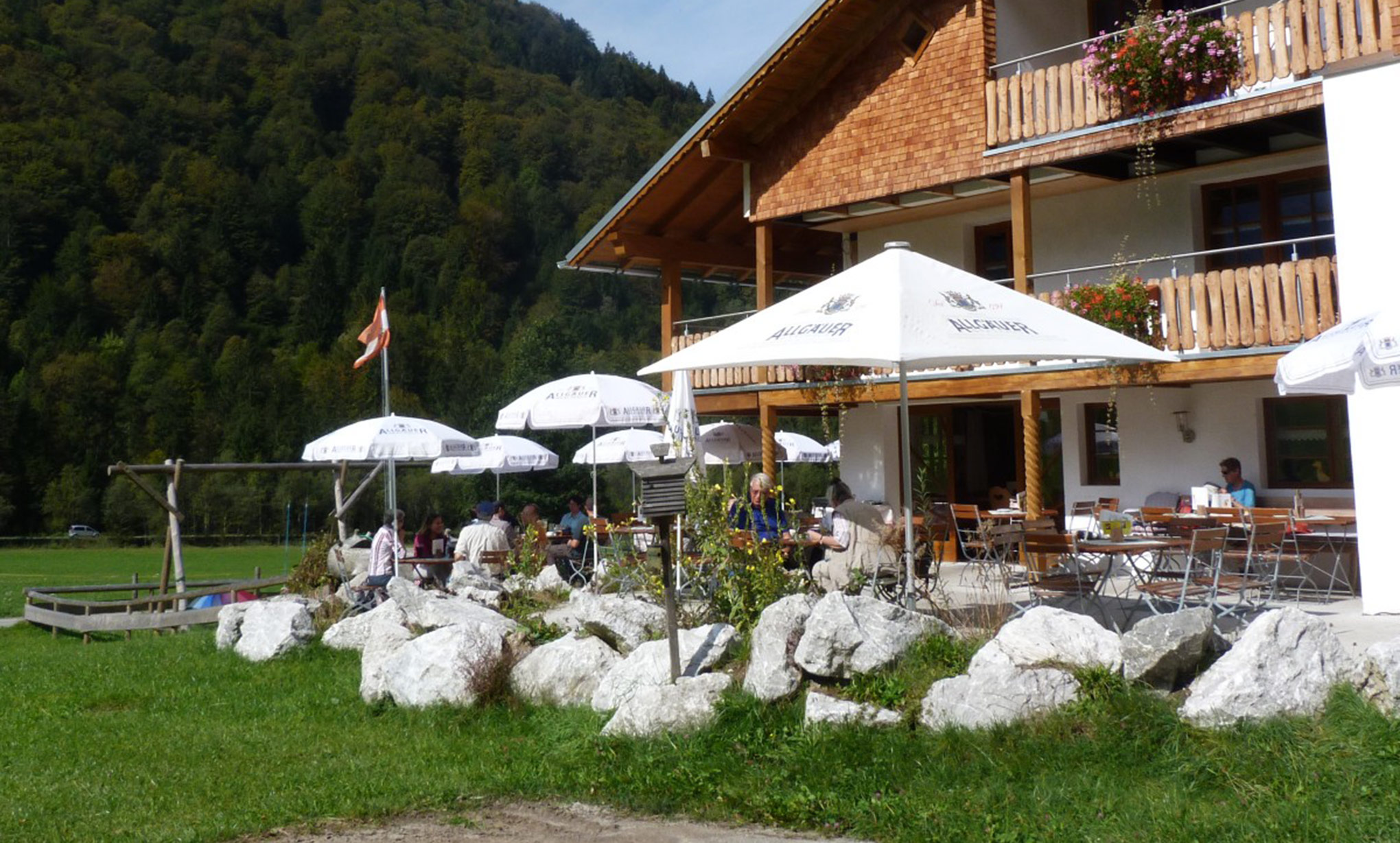Stellenanzeigen von Leistungsträgern aus dem Oberallgäu: Berggasthof Riefenkopf bei Oberstdorf um Allgäu - Berggasthof Riefenkopf - vor der Kulisse des Alpenhauptkamms