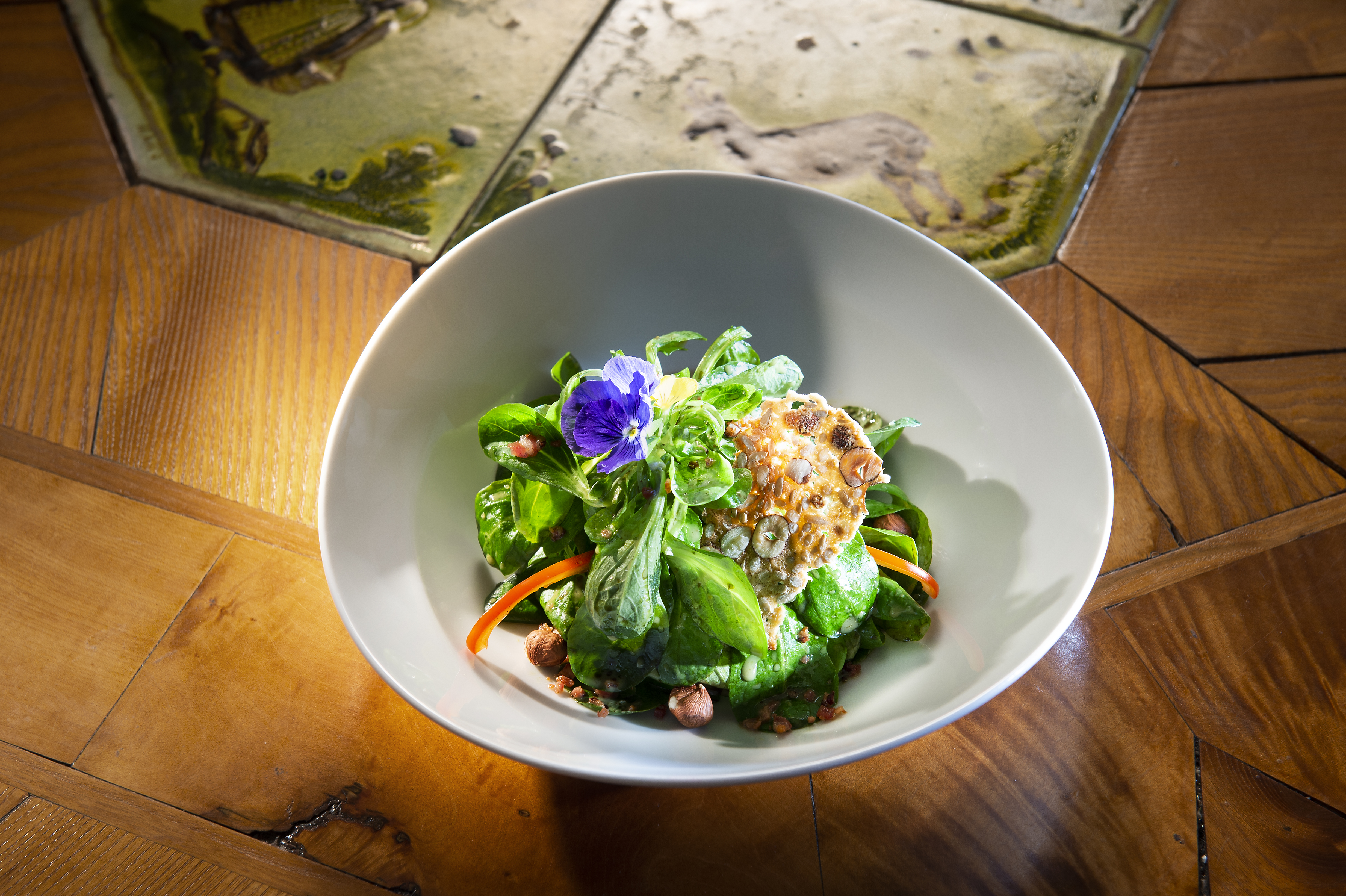 Unterkunft im Allgäu: Rapunzelsalat mit Kernölmarinade - 4****S Hotel Erlebach in Riezlern