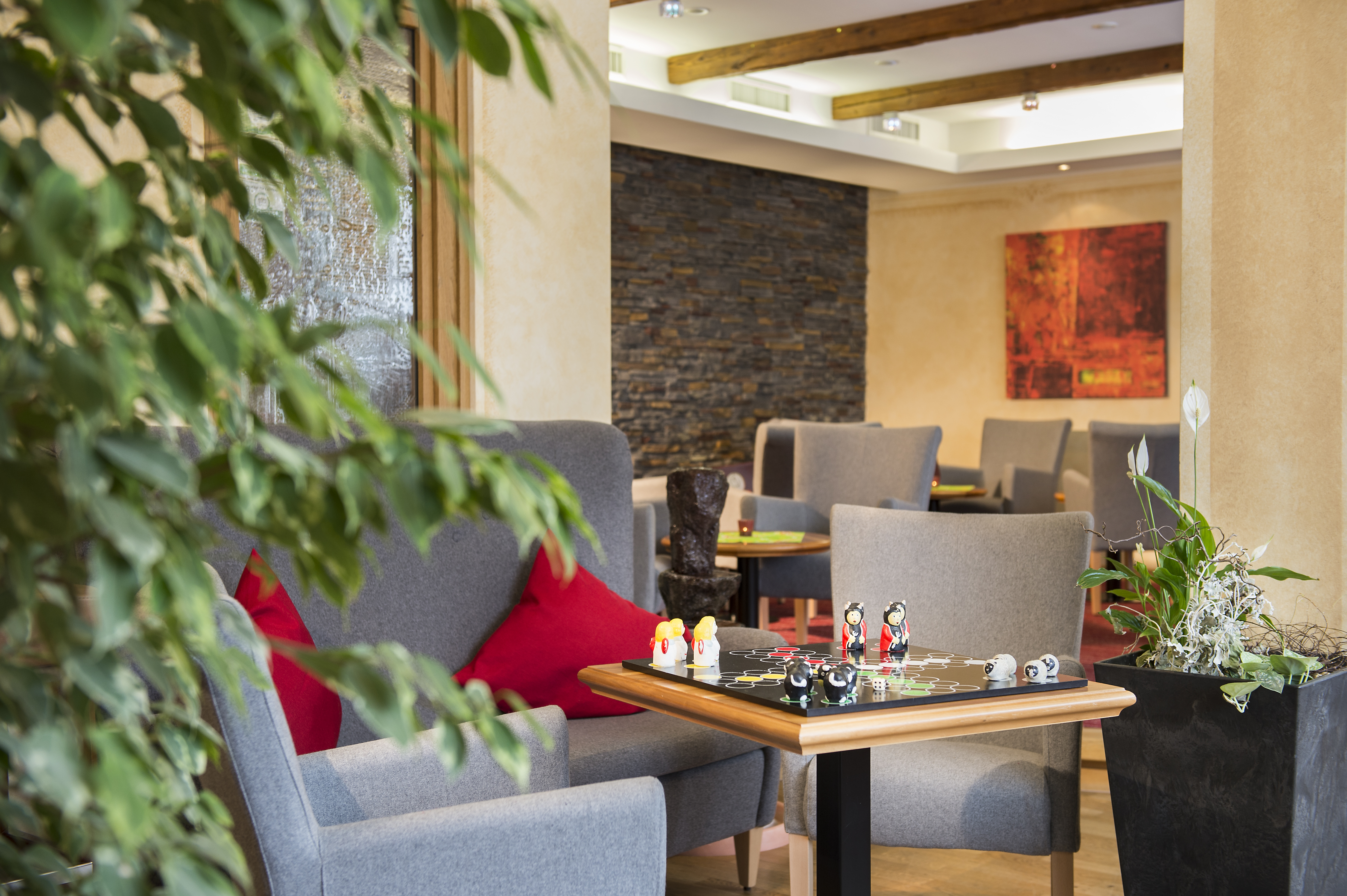 Unterkunft im Allgäu: Wie wär´s mit einer Runde Backgammon in unserer Lobby? - 4****S Hotel Erlebach in Riezlern