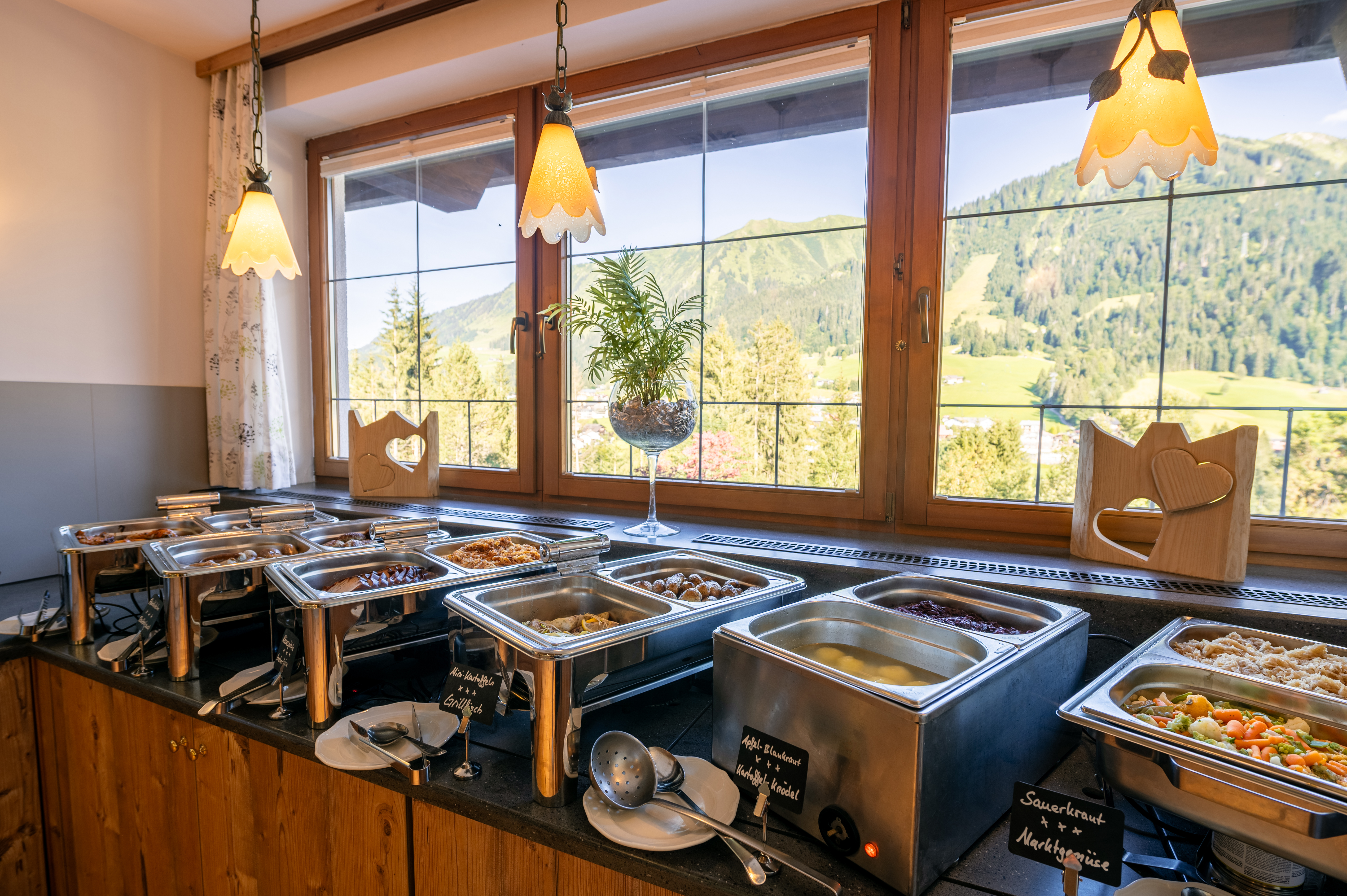 Unterkunft im Allgäu: Buffet - 4****S Hotel Erlebach in Riezlern