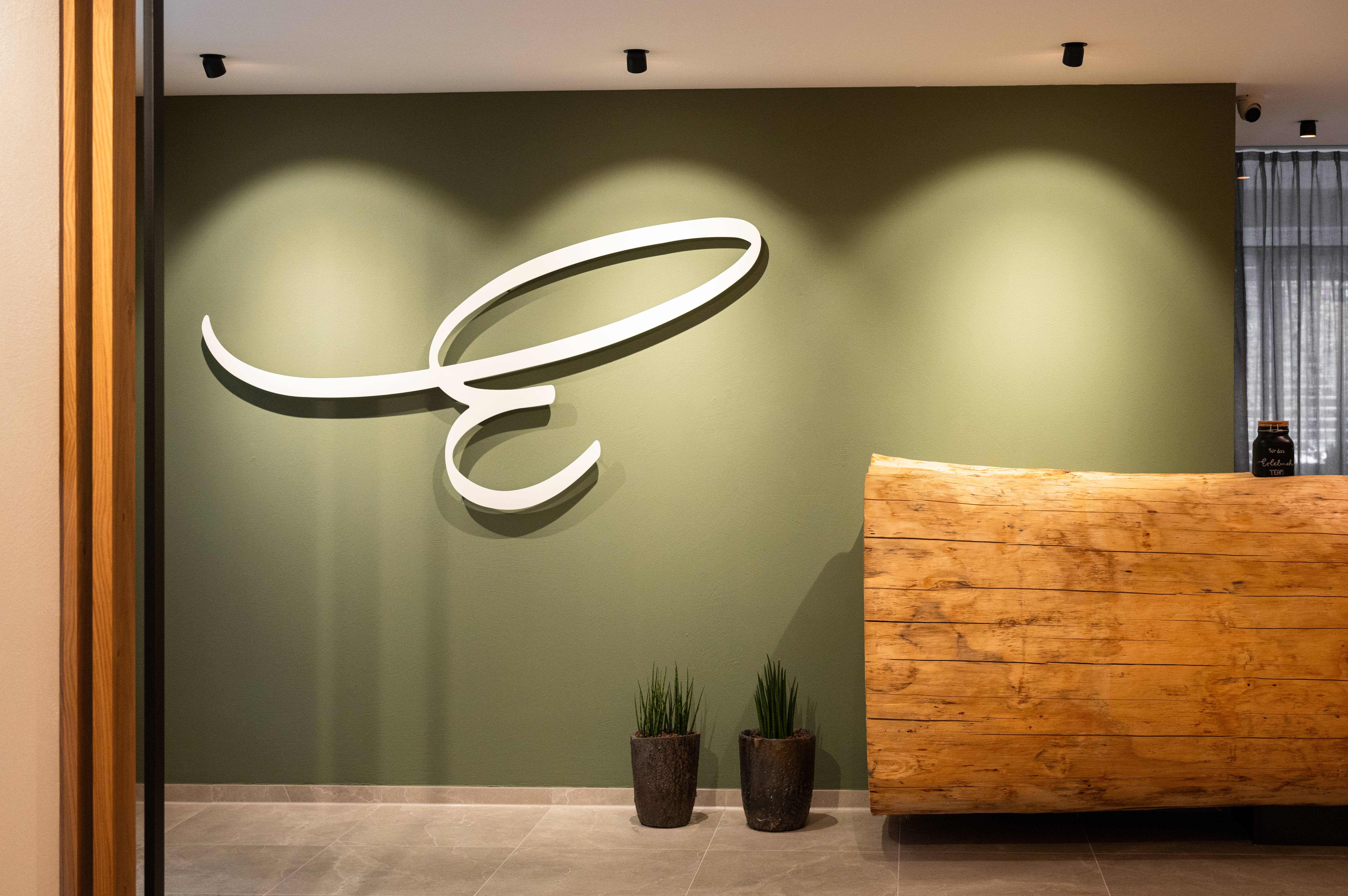 Unterkunft im Allgäu: Rezeption - 4****S Hotel Erlebach in Riezlern