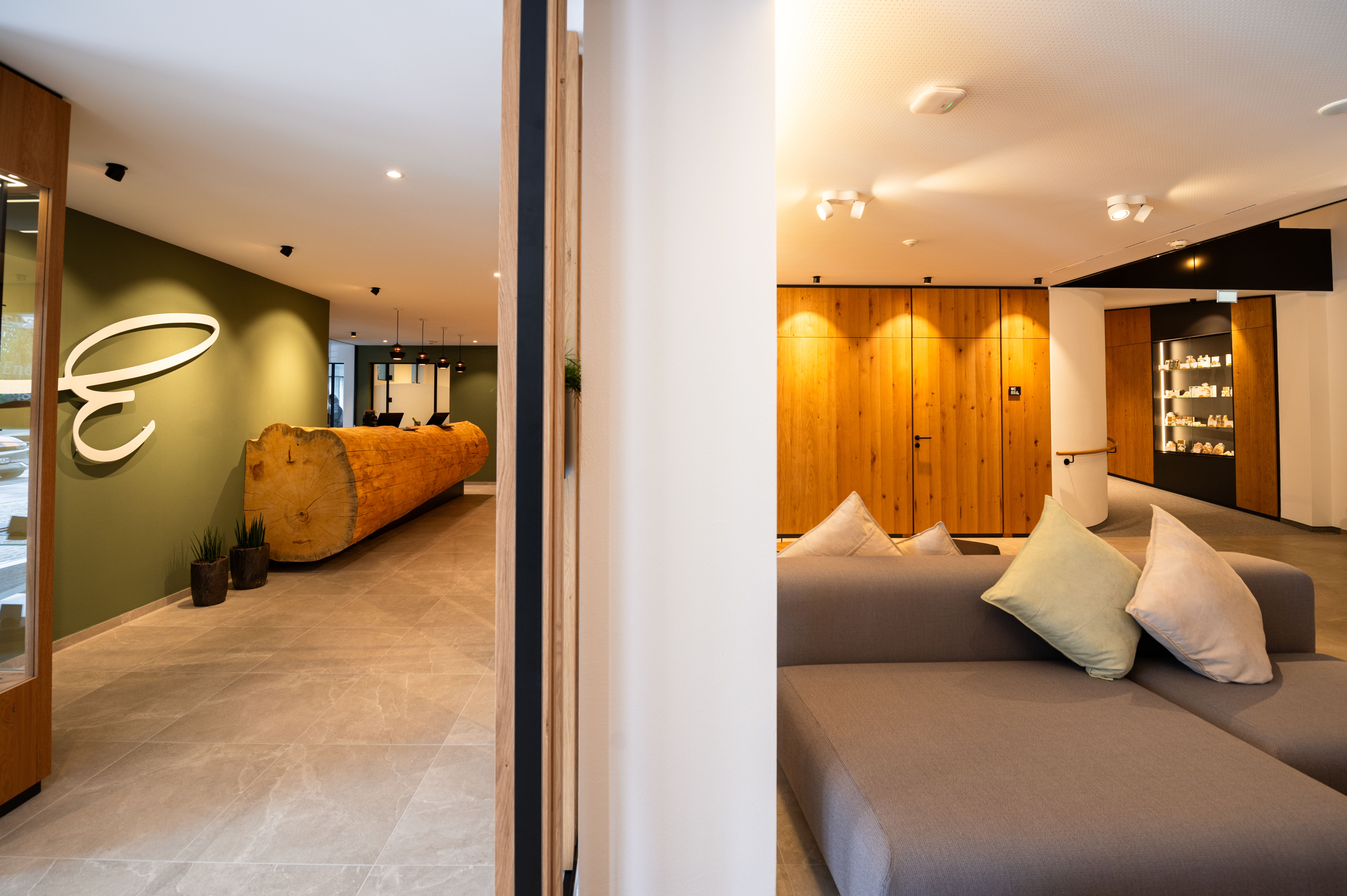 Unterkunft im Allgäu: Eingangshalle mit Rezeption - 4****S Hotel Erlebach in Riezlern