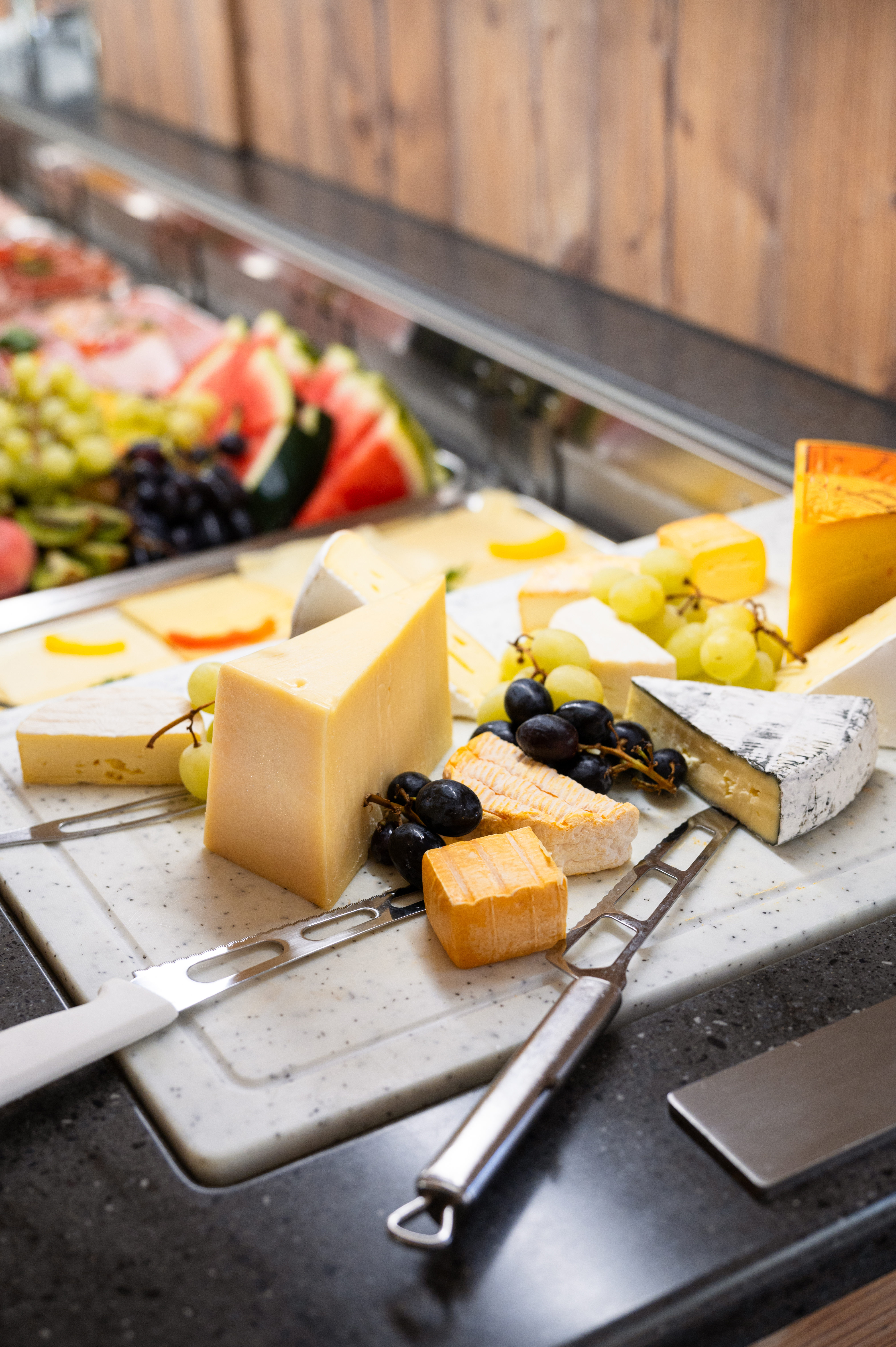 Unterkunft im Allgäu: Buffet - 4****S Hotel Erlebach in Riezlern