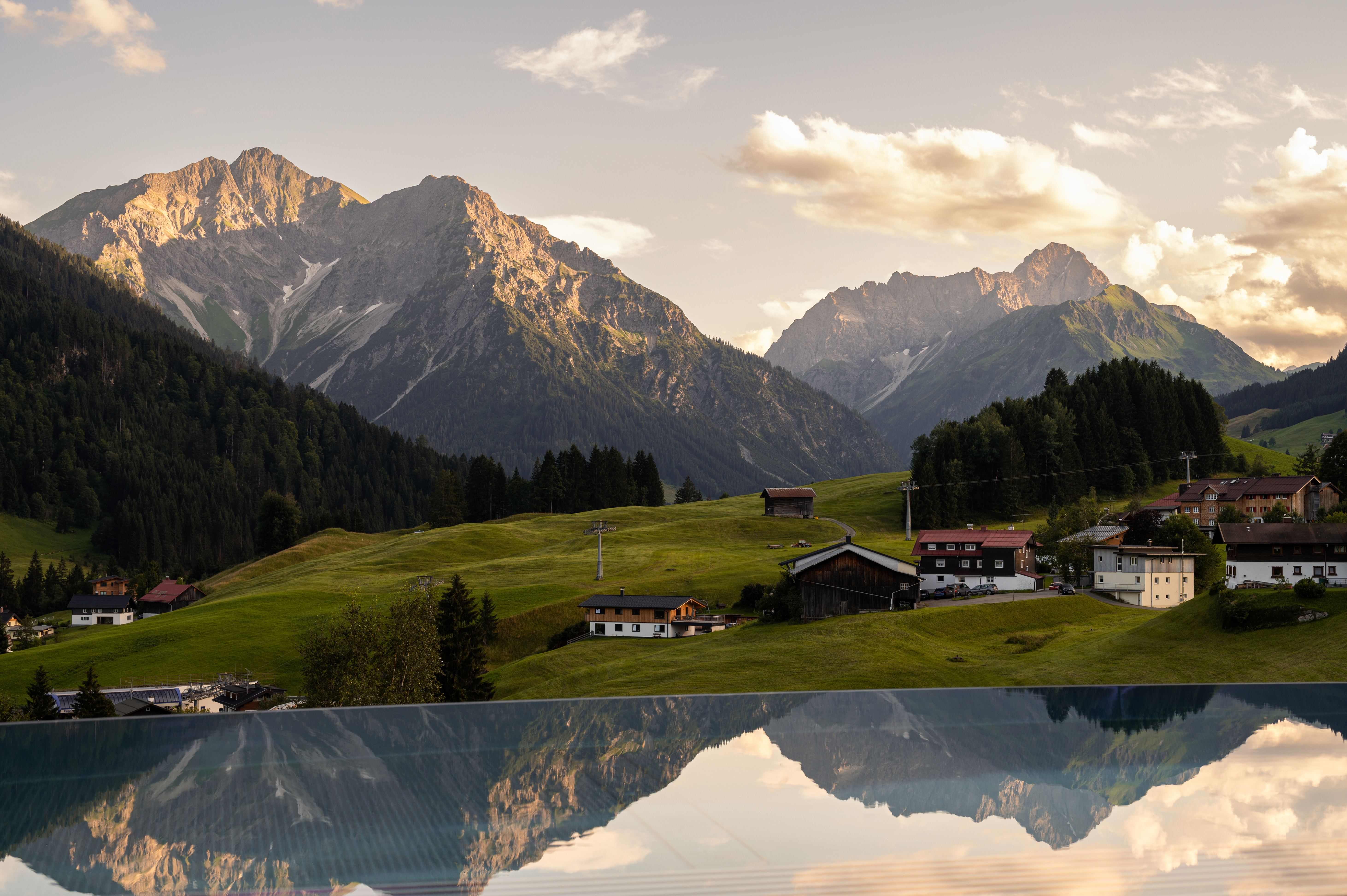 Unterkunft im Allgäu: Pool - 4****S Hotel Erlebach in Riezlern