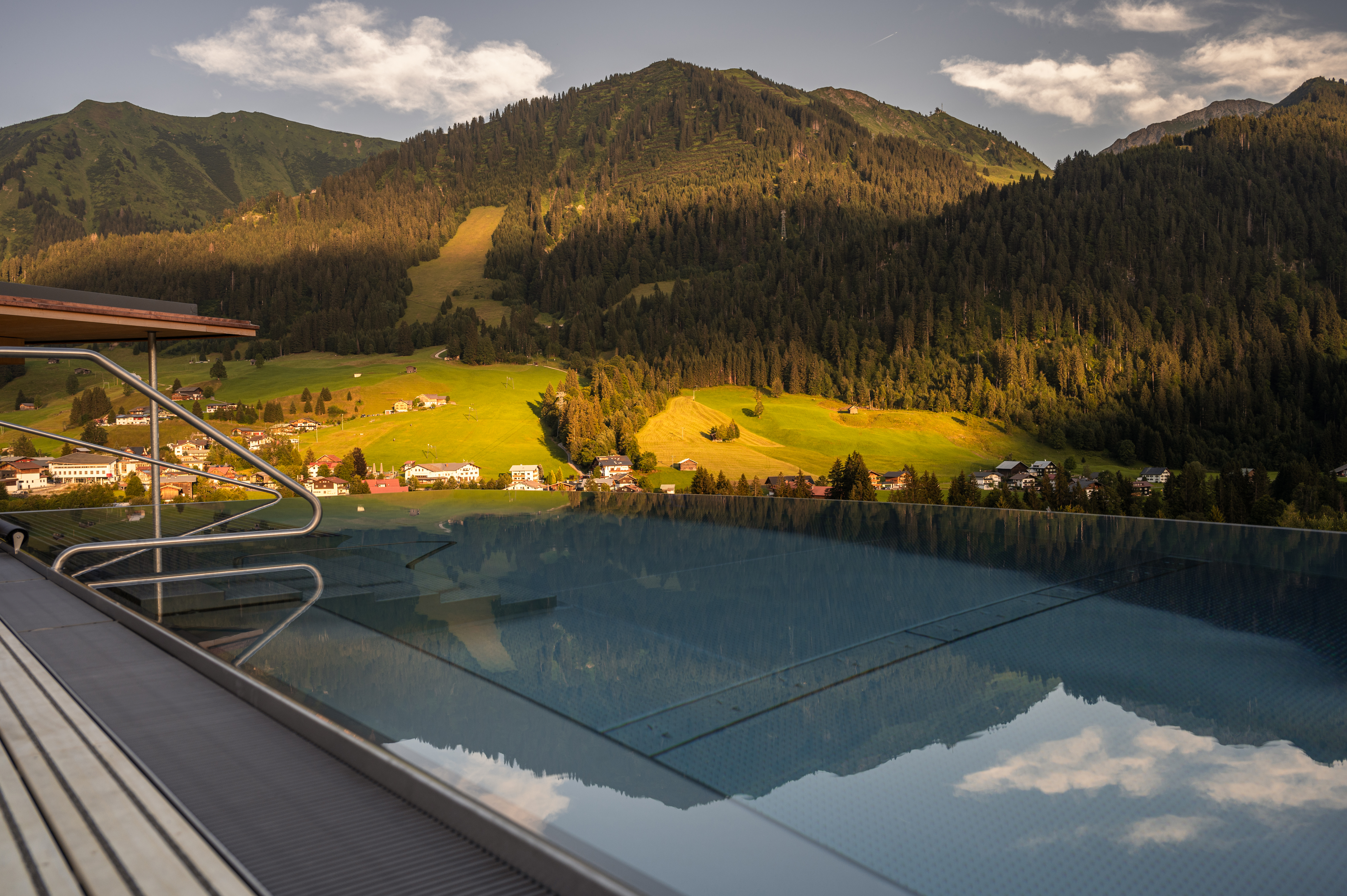 Unterkunft im Allgäu: Pool - 4****S Hotel Erlebach in Riezlern