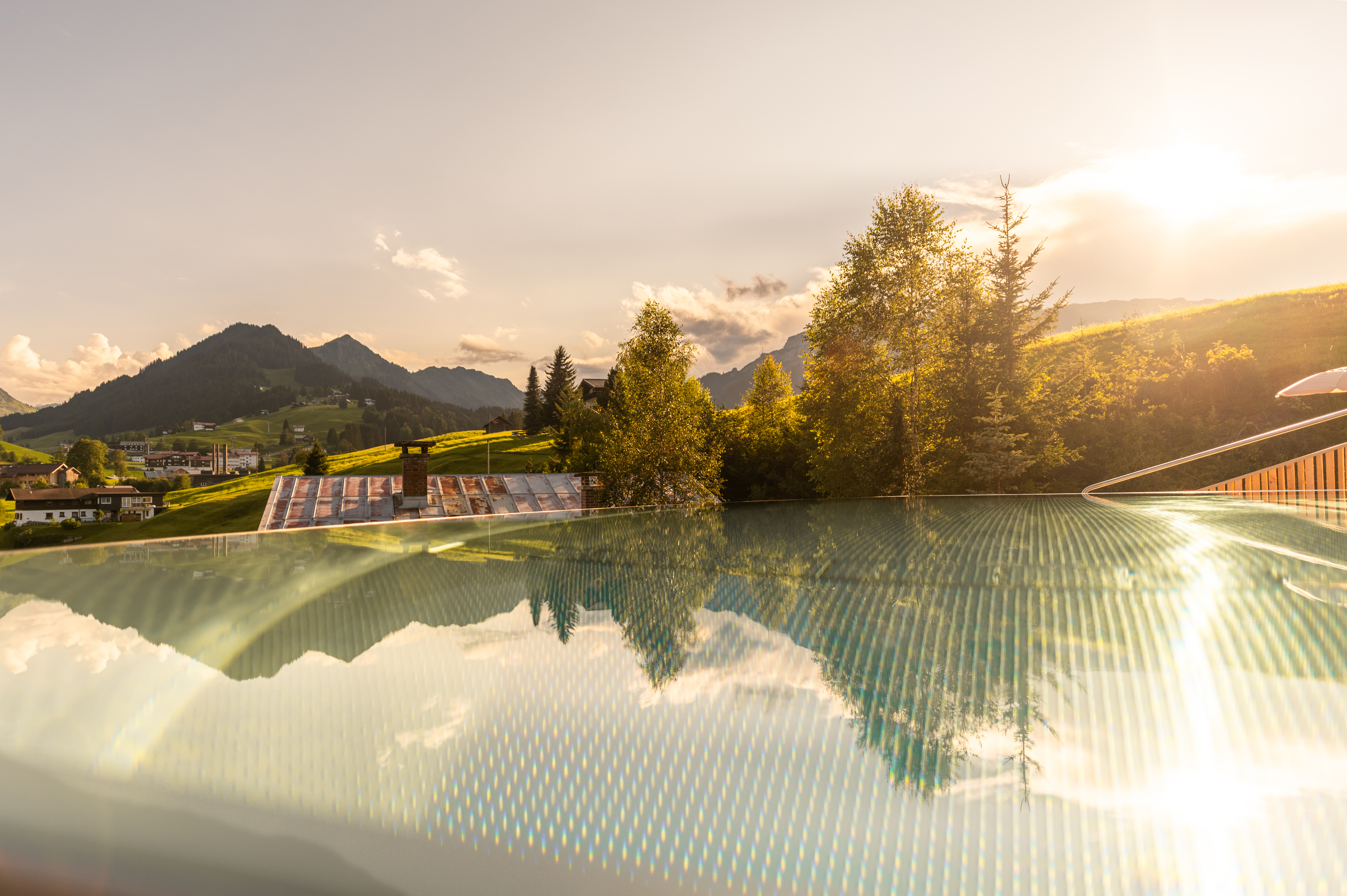 Unterkunft im Allgäu: Pool - 4****S Hotel Erlebach in Riezlern